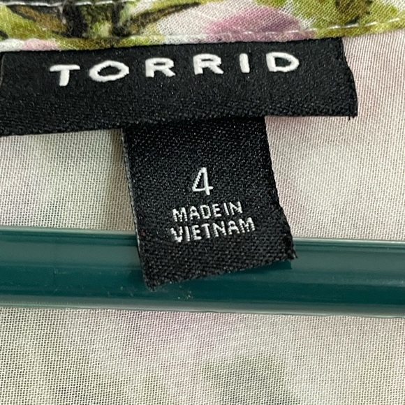Torrid V-neck top size 4 Plus Women’s in floral design - Picture 3 of 7